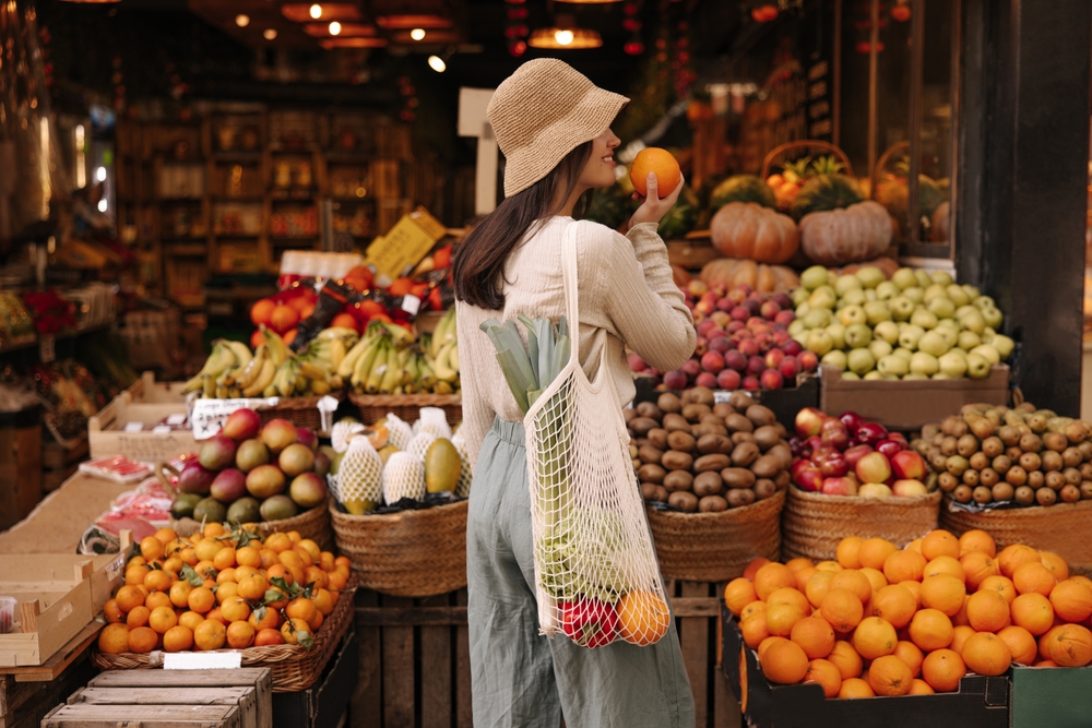 Vrouw op de lokale markt - duurzaam reizen